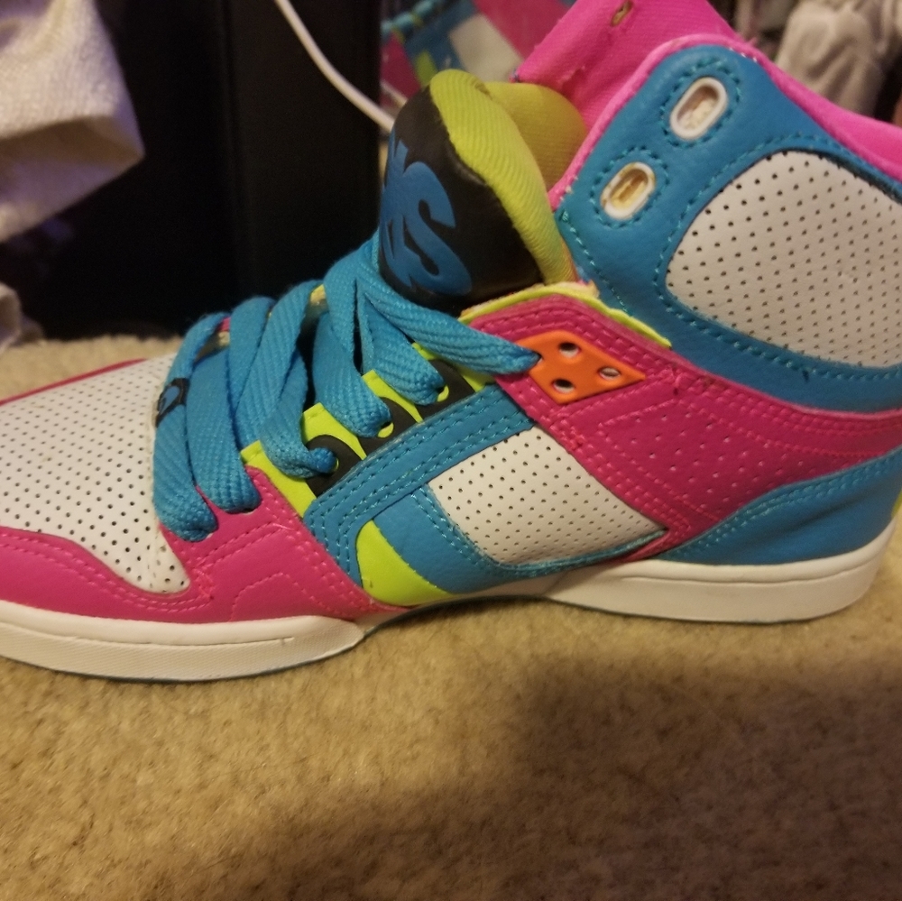 Girls size 7 osiris shoes used but like new condit